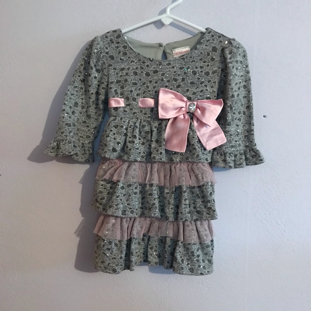Girls ruffle top with pink bow 🎀 and rhinestone. Girls size 3T